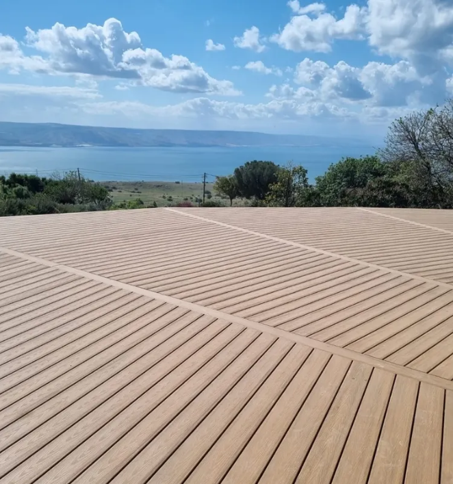 סופר דק | מה ההבדלים בין דק סינטטי לדק מעץ מלא? דק פולימרי