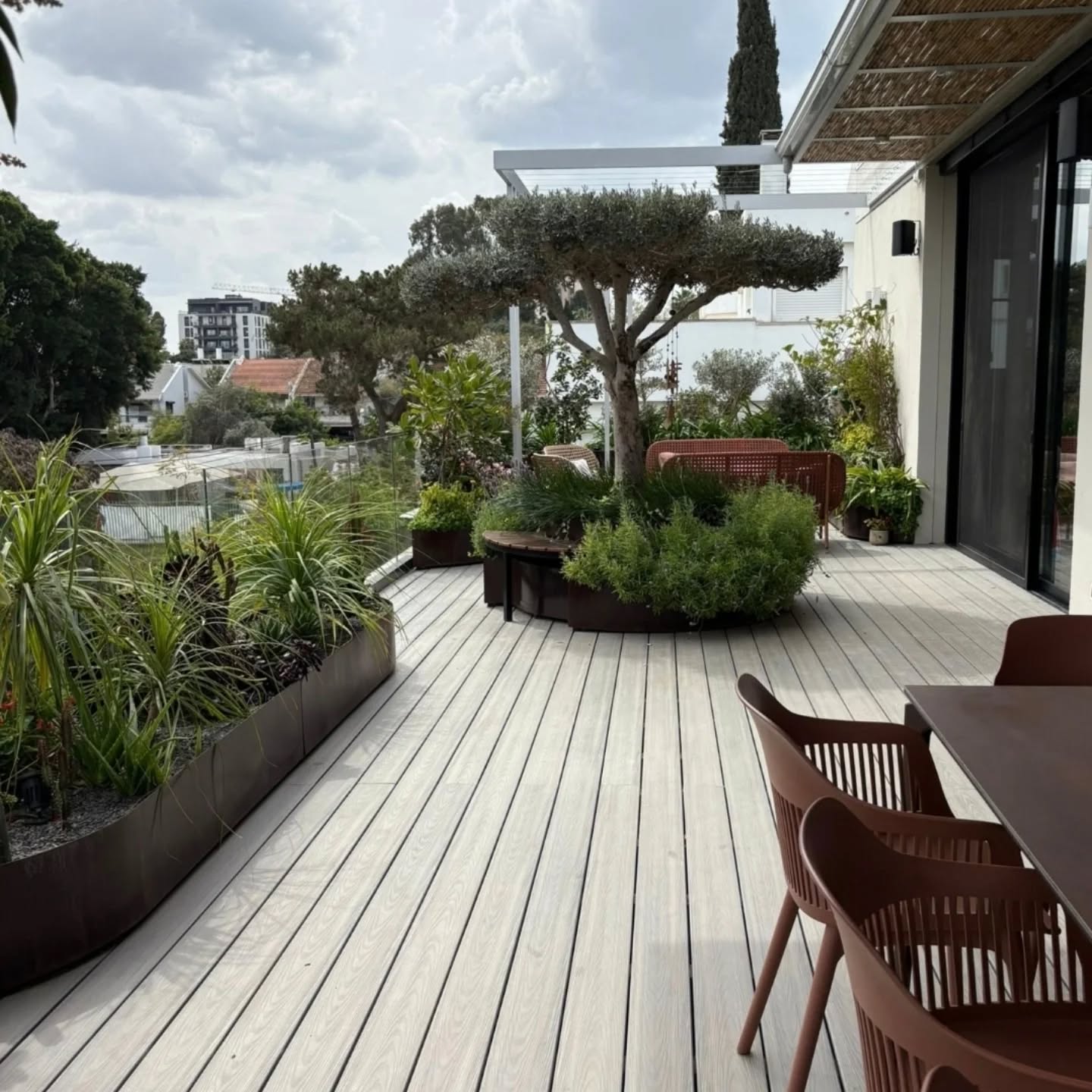 סופר דק | המרפסת הלוהטת: האם הדק שלכם הוא "תנור" או "מזגן פסיבי"?